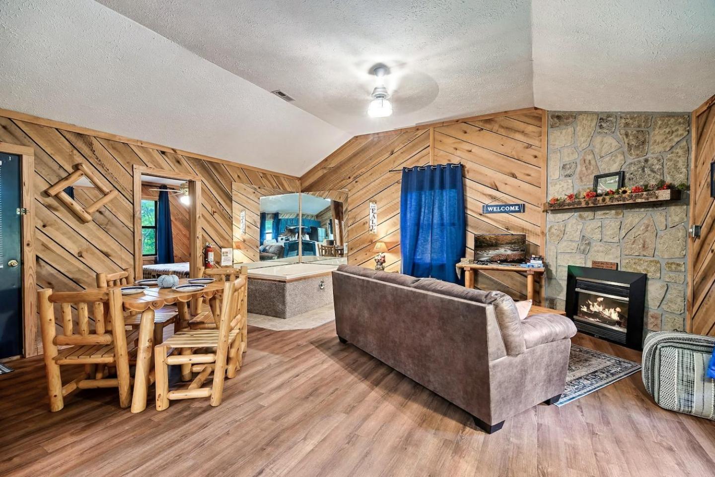 Romantic Mtn Cabin Hot Tub & Jacuzzi Views セバービル エクステリア 写真