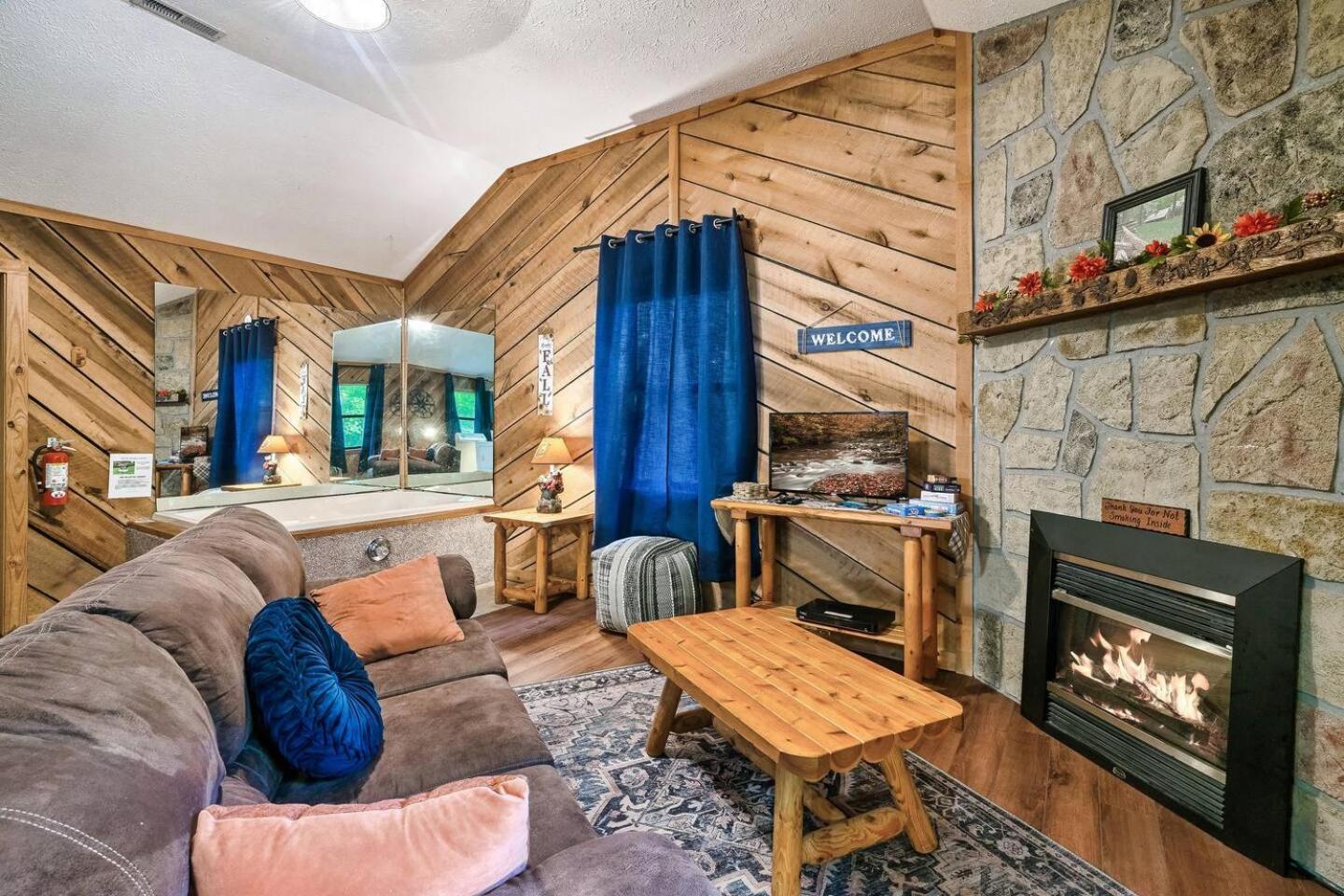 Romantic Mtn Cabin Hot Tub & Jacuzzi Views セバービル エクステリア 写真